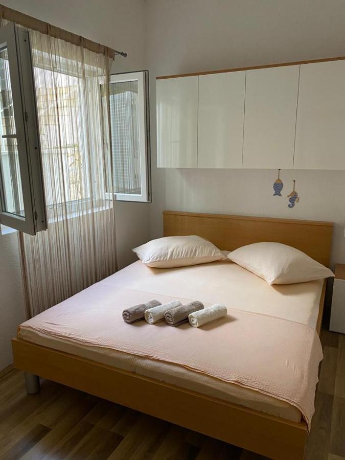 Apartmani Znaor Baska Voda Bagian luar foto