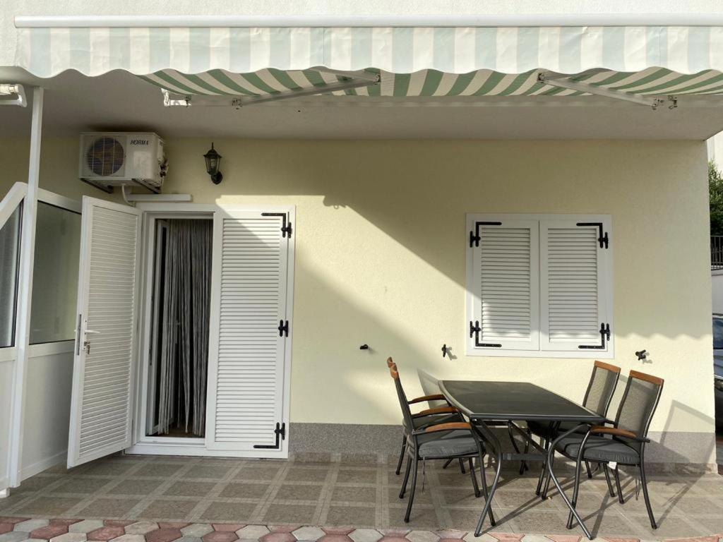 Apartmani Znaor Baska Voda Bagian luar foto