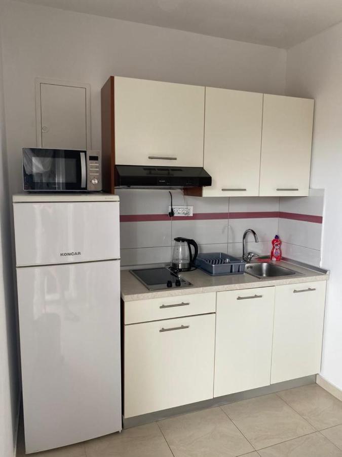 Apartmani Znaor Baska Voda Bagian luar foto