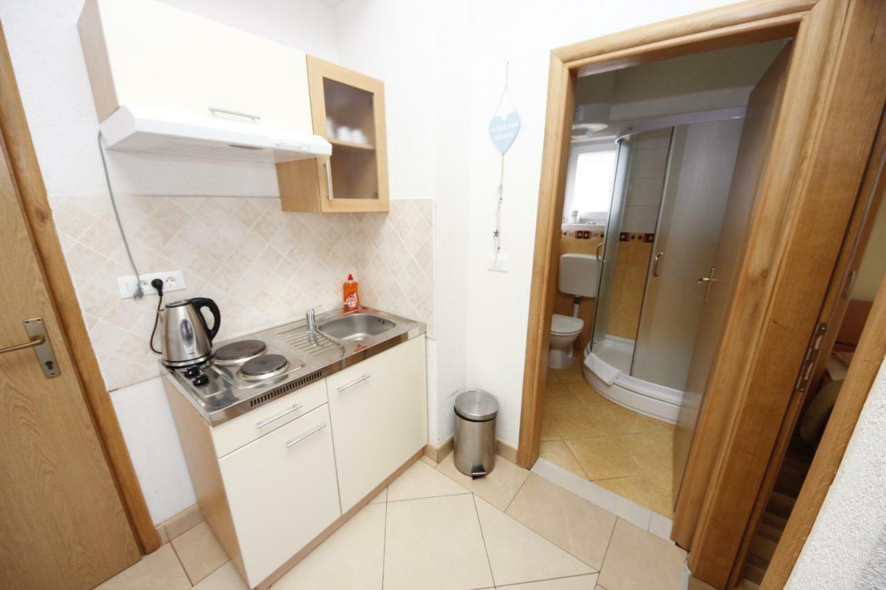 Apartmani Znaor Baska Voda Bagian luar foto
