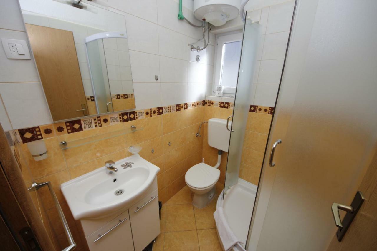 Apartmani Znaor Baska Voda Bagian luar foto