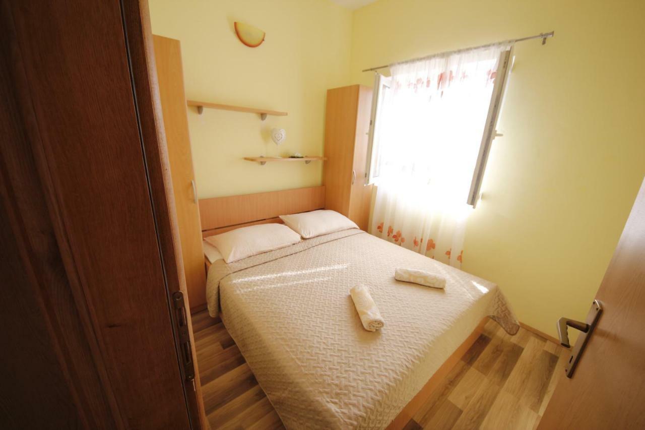 Apartmani Znaor Baska Voda Bagian luar foto