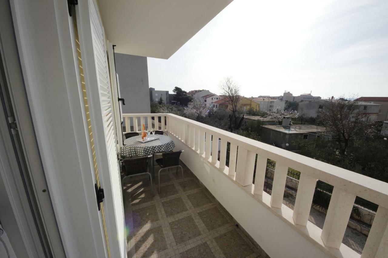 Apartmani Znaor Baska Voda Bagian luar foto