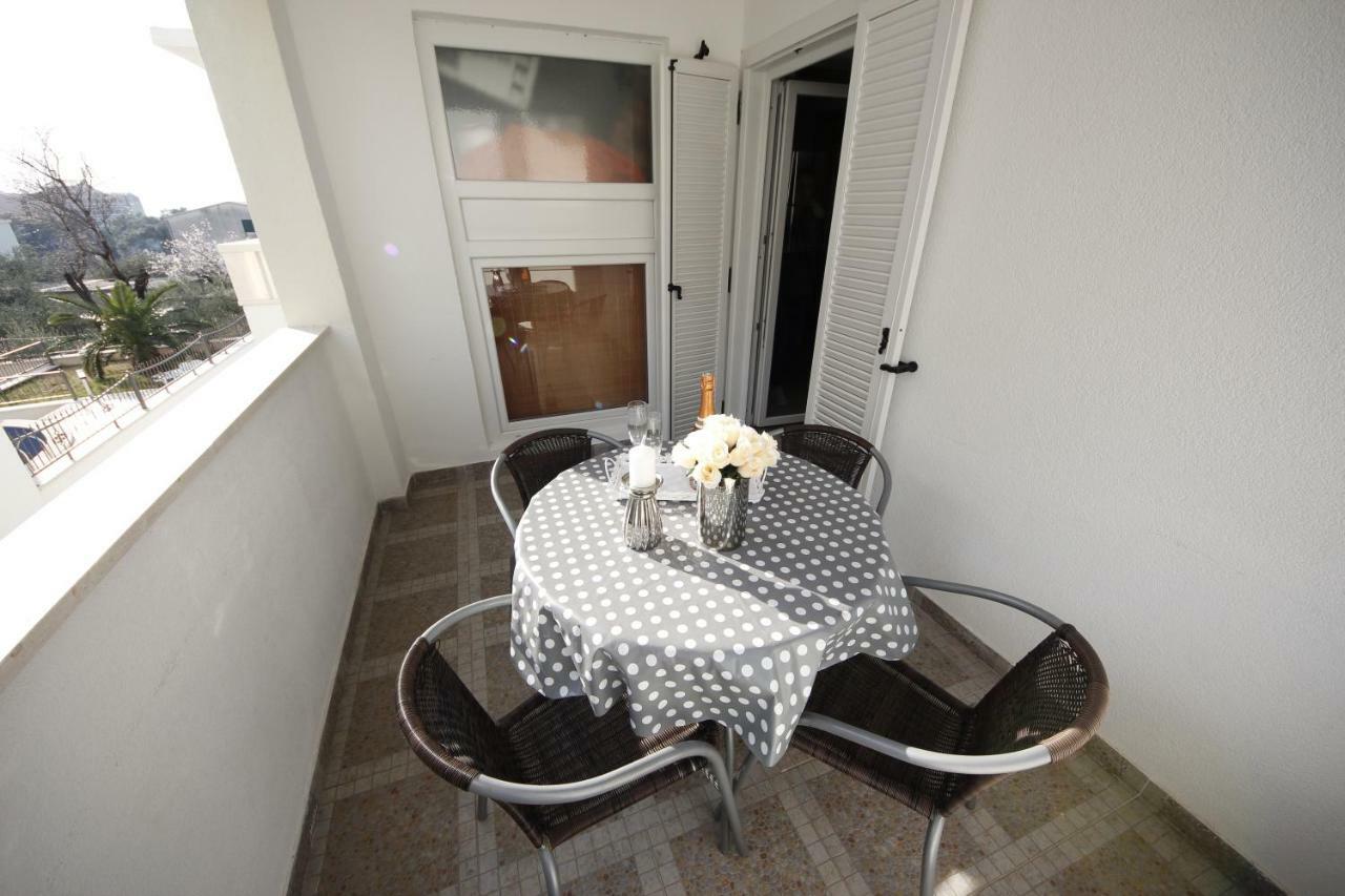 Apartmani Znaor Baska Voda Bagian luar foto