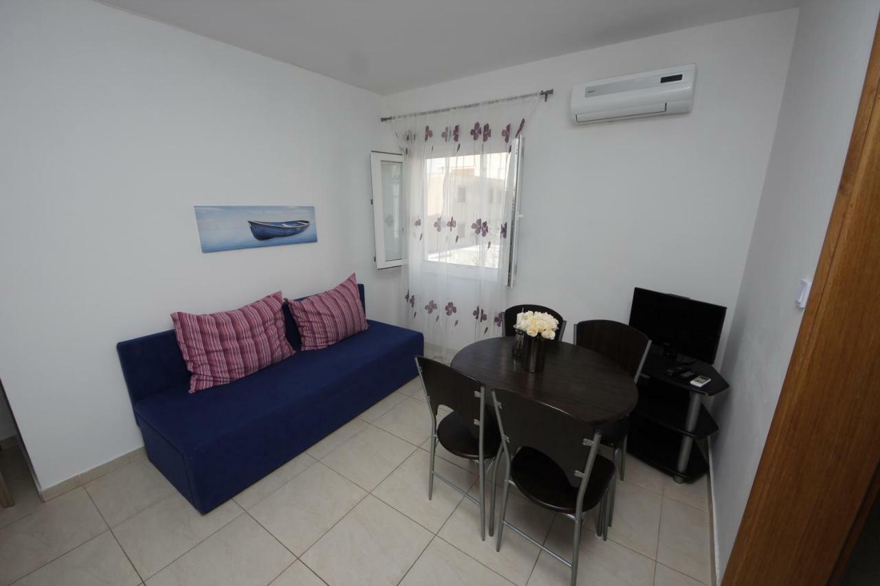 Apartmani Znaor Baska Voda Bagian luar foto