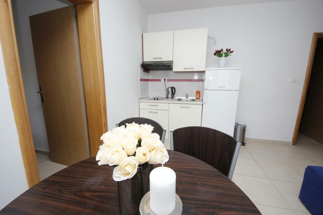 Apartmani Znaor Baska Voda Bagian luar foto