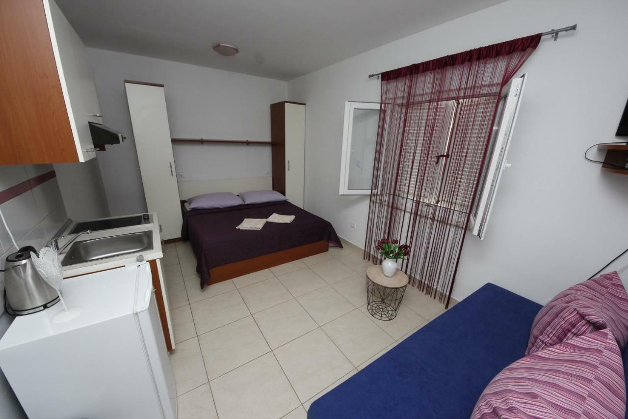 Apartmani Znaor Baska Voda Bagian luar foto