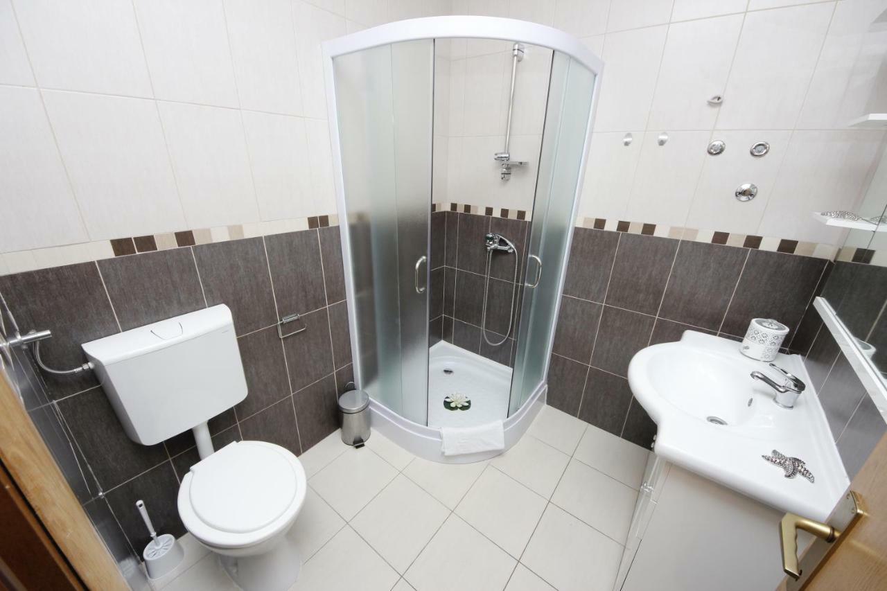 Apartmani Znaor Baska Voda Bagian luar foto
