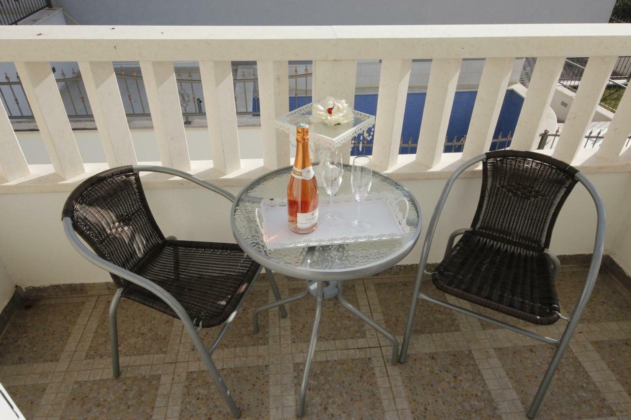 Apartmani Znaor Baska Voda Bagian luar foto