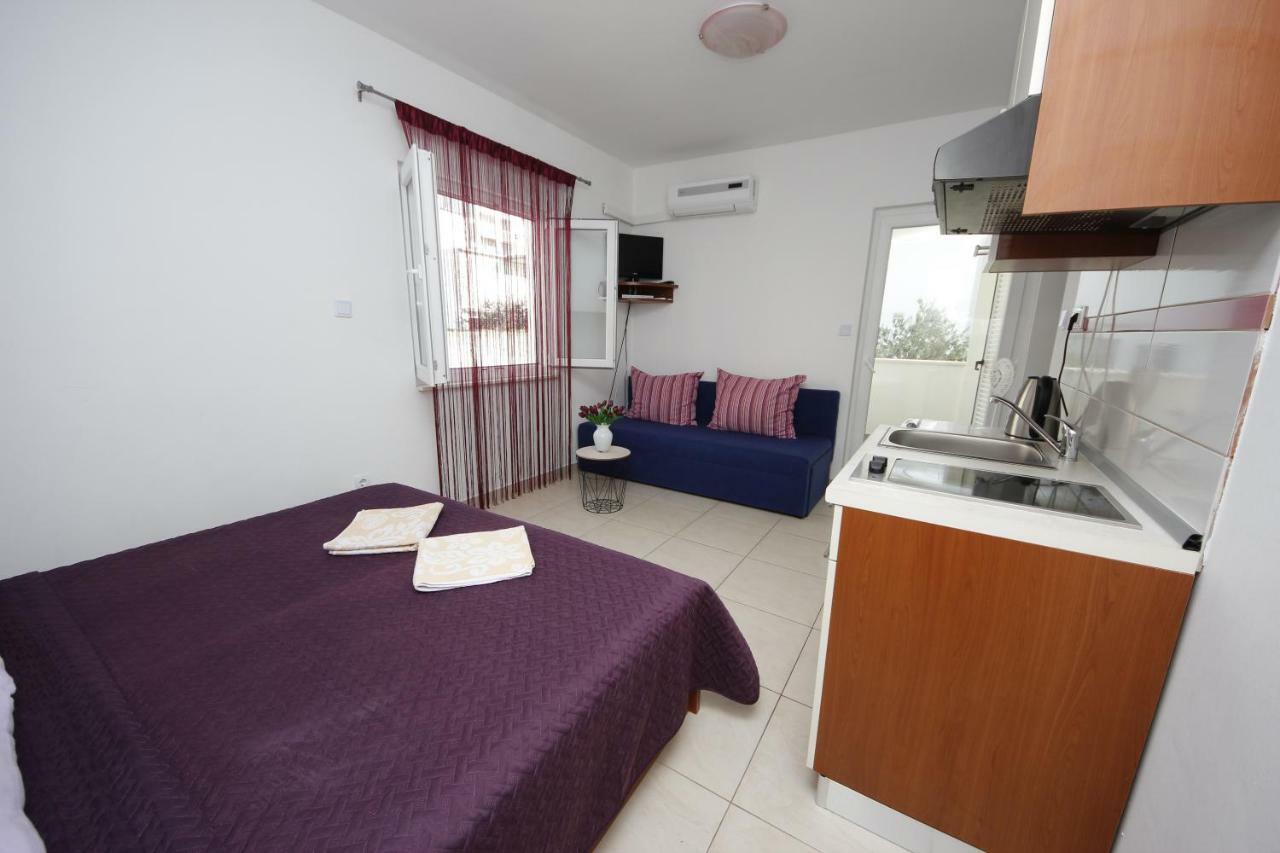 Apartmani Znaor Baska Voda Bagian luar foto