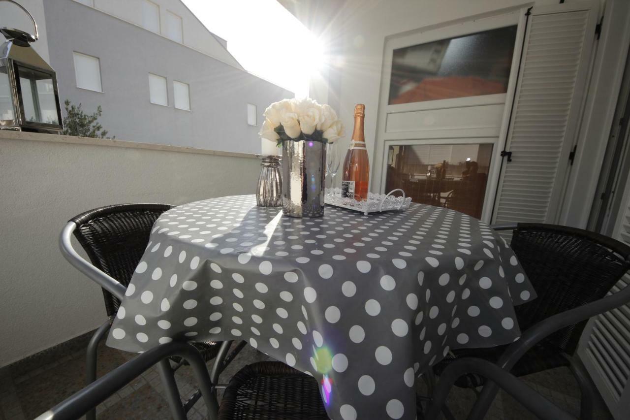 Apartmani Znaor Baska Voda Bagian luar foto
