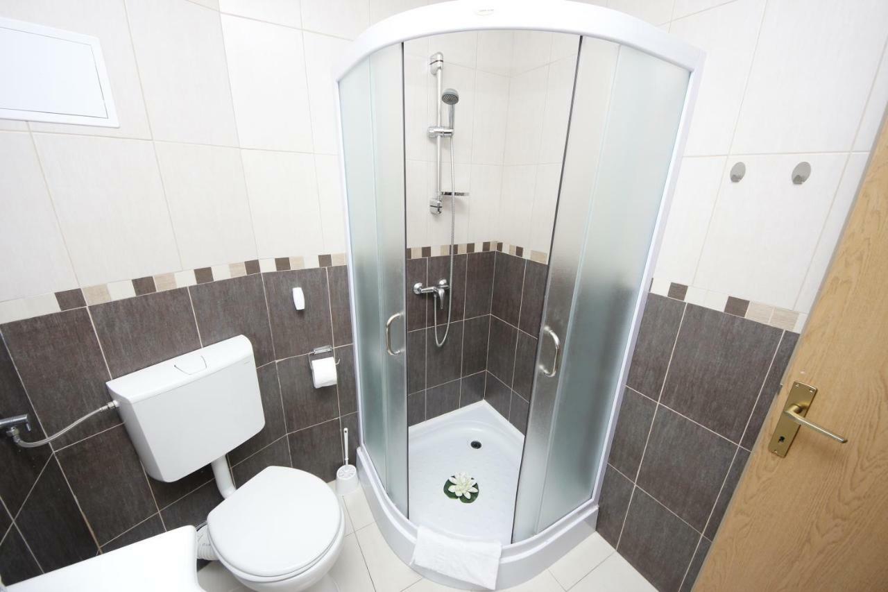 Apartmani Znaor Baska Voda Bagian luar foto