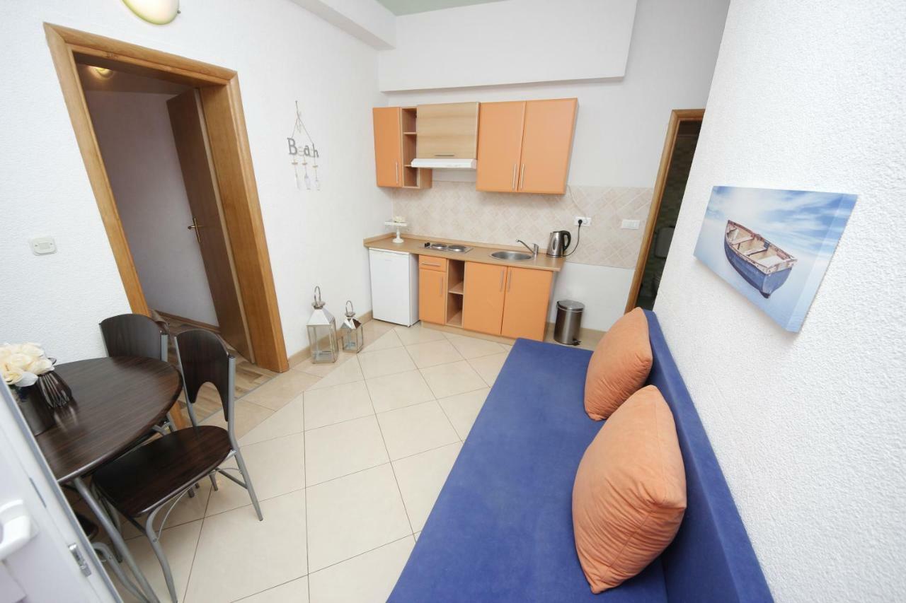 Apartmani Znaor Baska Voda Bagian luar foto