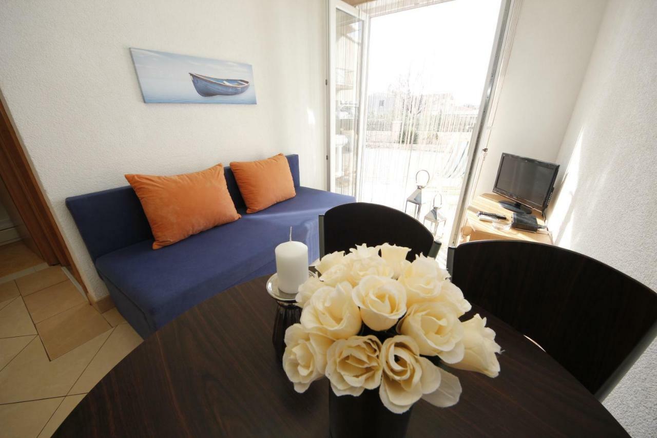 Apartmani Znaor Baska Voda Bagian luar foto